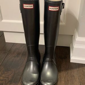 Dark Grey calf-high Hunter rain boots!